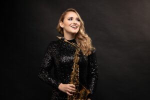 Foto von Gina Brese mit Saxophon